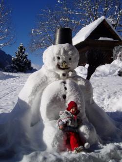 Winter Schneemann bauen Schnee Skifahren in nahen Skigebieten Schlittenfahren 