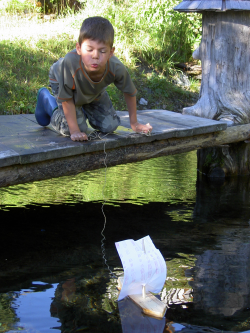 Spielen mit Wasser Boot bauen Bergsee Alm  Almhuette