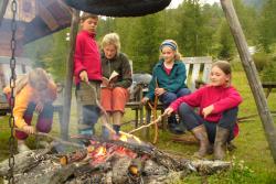 Lagerfeuer grillen Stockbrot Almhuette Alm Berghuette Nockberge